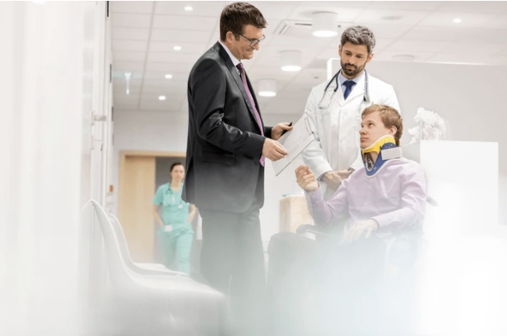 ¿Necesito ver a un médico incluso si mis lesiones parecen menores después de un accidente de auto?